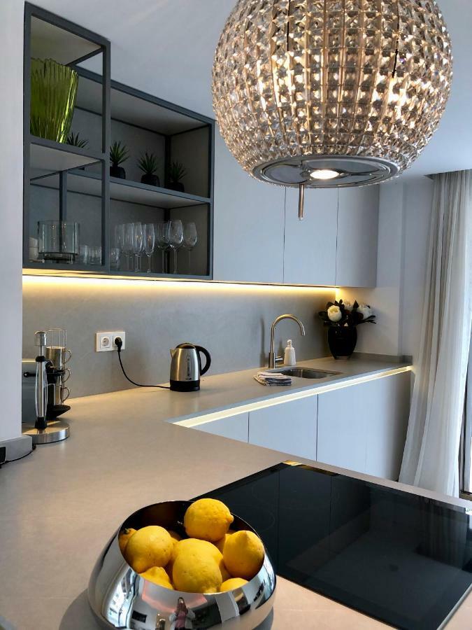 Luxury Apartment In La Isla, Walking Distance To Puerto Banus Marbella Eksteriør billede